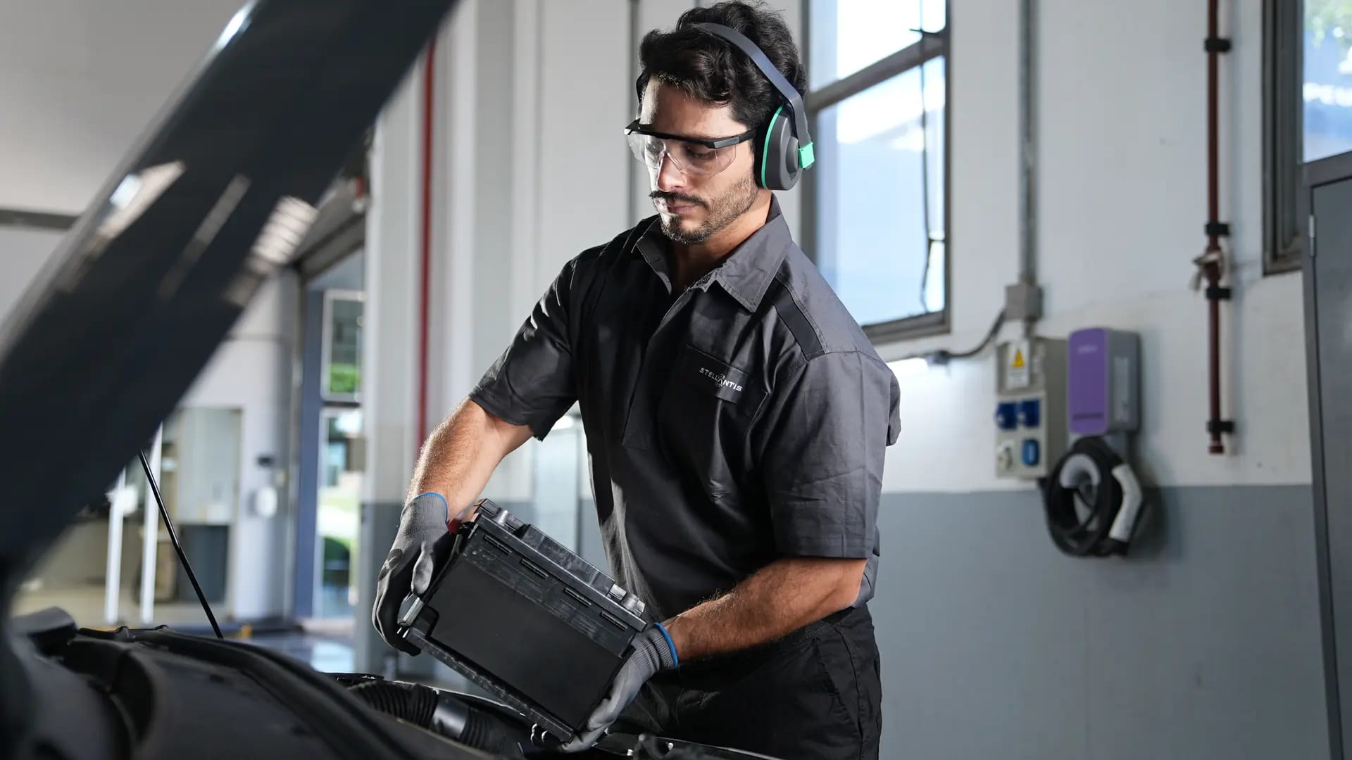 Técnico realizando diagnóstico computarizado en vehículo